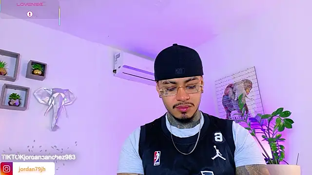 JordanSmiith  online show from April 2026 08:37:01 PM