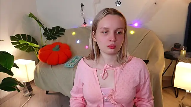 Beatrica Klein online show from October 2025 03:58:01 PM