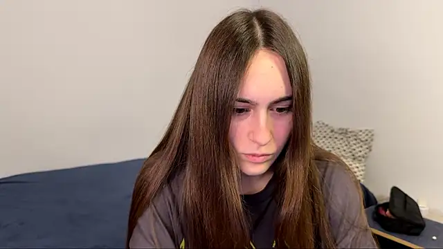 AliceKolltt online show from April 2026 08:32:01 PM