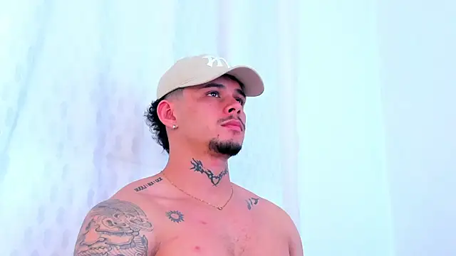 Snapshot of NoahhBrown chatting on October 2025 03:45:01 AM NoahhBrown online show from October 2025 03:45:01 AM