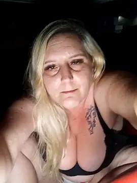 BecciDeluxe online show from April 2026 07:04:01 PM