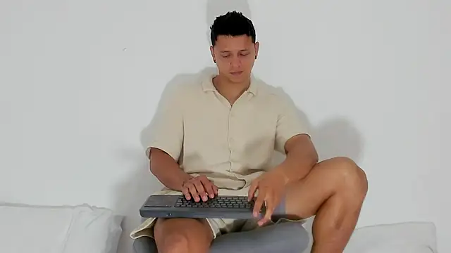 Snapshot of MITCHELL_BURNS chatting on January 2025 03:07:02 AM MITCHELL BURNS online show from January 2025 03:07:02 AM