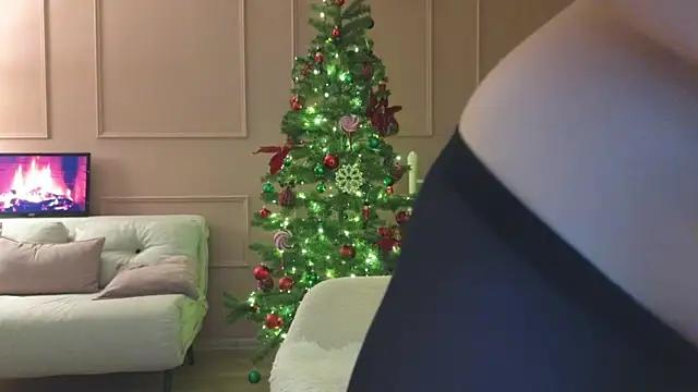 Snapshot of Lina-hill chatting on December 2024 07:51:01 PM Lina-hill online show from December 2024 07:51:01 PM