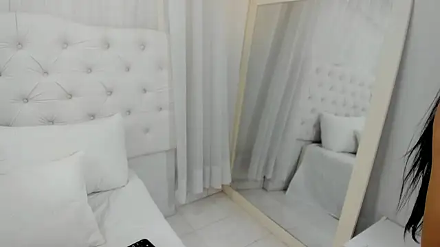 thaliia gomez online show from October 2025 12:15:02 PM