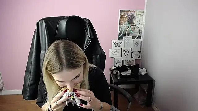 Snapshot of viktoria_lovely chatting on October 2025 09:31:01 AM viktoria lovely online show from October 2025 09:31:01 AM