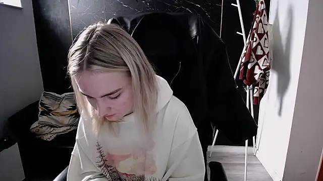 Snapshot of viktoria_lovely chatting on November 2025 10:26:01 AM viktoria lovely online show from November 2025 10:26:01 AM