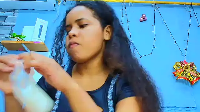 Snapshot of makena18 chatting on January 2025 01:04:02 PM makena18 online show from January 2025 01:04:02 PM