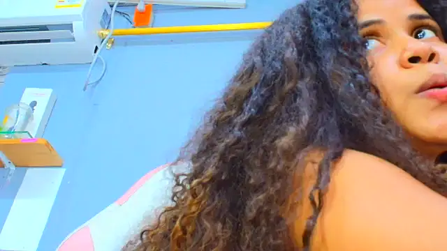 Snapshot of makena18 chatting on January 2025 01:45:02 PM makena18 online show from January 2025 01:45:02 PM