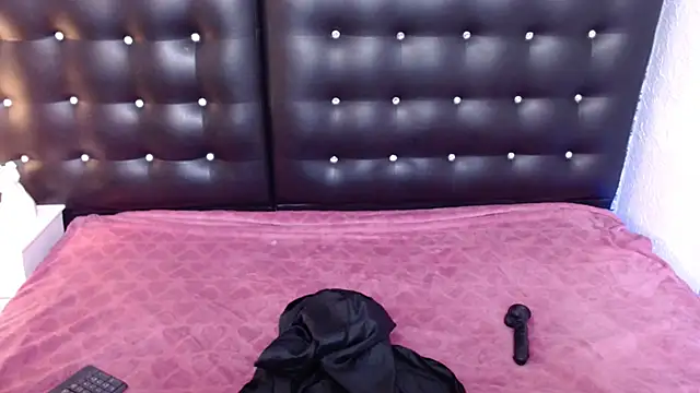 Snapshot of Mrs_booty chatting on February 2025 07:23:02 PM Mrs booty online show from February 2025 07:23:02 PM