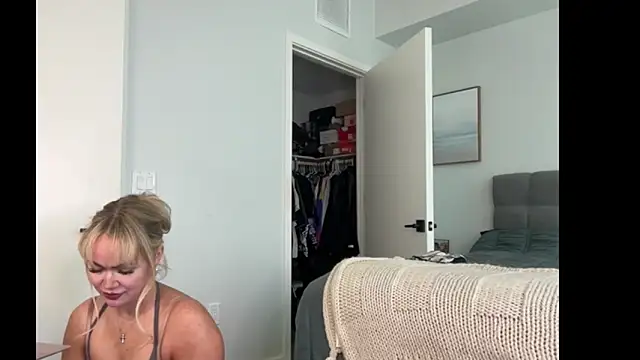 Snapshot of ElenaErickson chatting on May 2026 08:25:01 PM ElenaErickson online show from May 2026 08:25:01 PM
