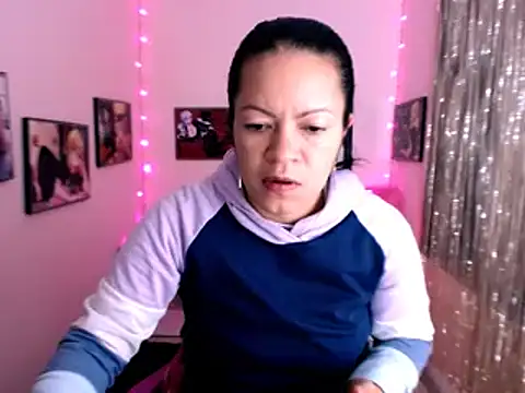 Snapshot of Cristal_w chatting on January 2025 12:37:01 PM Cristal w online show from January 2025 12:37:01 PM