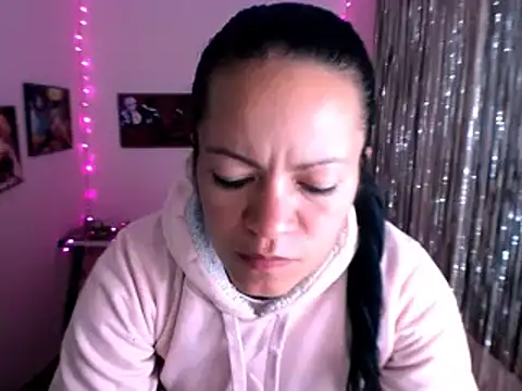 Snapshot of Cristal_w chatting on January 2025 03:29:02 PM Cristal w online show from January 2025 03:29:02 PM