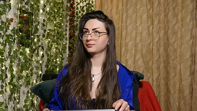 NaughtYHomemadE online show from May 2026 06:25:01 PM