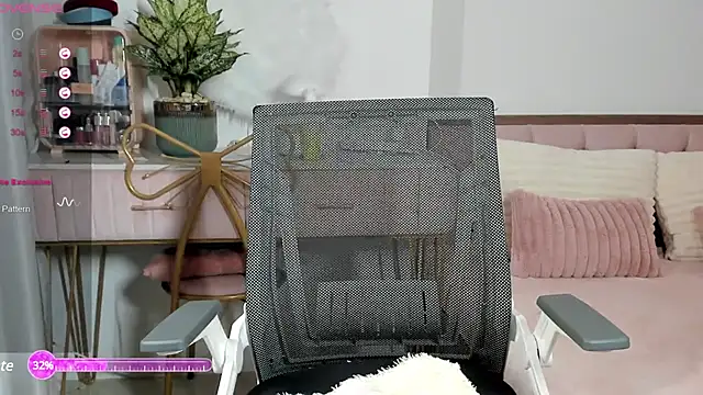  Joliie  online show from February 2025 08:01:01 PM