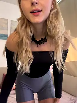 Snapshot of LunaRase chatting on October 2025 10:33:01 AM LunaRase online show from October 2025 10:33:01 AM