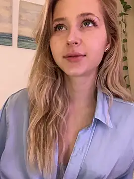 Snapshot of LunaRase chatting on October 2025 09:07:01 AM LunaRase online show from October 2025 09:07:01 AM