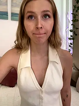 Snapshot of LunaRase chatting on October 2025 09:28:02 AM LunaRase online show from October 2025 09:28:02 AM