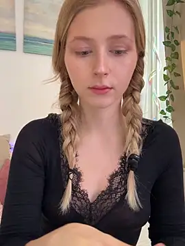 Snapshot of LunaRase chatting on October 2025 10:46:02 AM LunaRase online show from October 2025 10:46:02 AM