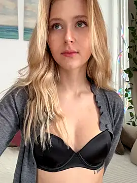 Snapshot of LunaRase chatting on October 2025 08:45:02 AM LunaRase online show from October 2025 08:45:02 AM