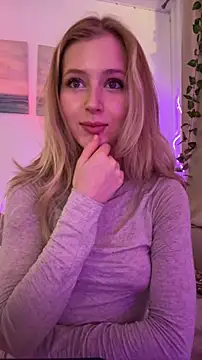 Snapshot of LunaRase chatting on October 2025 09:48:01 AM LunaRase online show from October 2025 09:48:01 AM