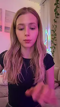 Snapshot of LunaRase chatting on October 2025 03:25:01 PM LunaRase online show from October 2025 03:25:01 PM