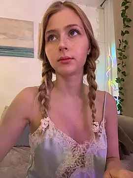 Snapshot of LunaRase chatting on November 2025 09:21:02 AM LunaRase online show from November 2025 09:21:02 AM