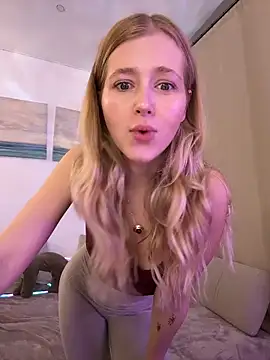 Snapshot of LunaRase chatting on November 2025 03:32:02 PM LunaRase online show from November 2025 03:32:02 PM