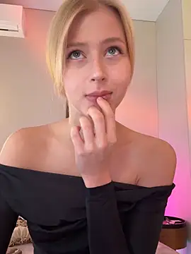 LunaRase online show from March 2026 10:09:02 AM