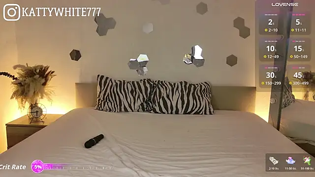 Snapshot of -KATTY- chatting on October 2025 10:43:01 PM -KATTY- online show from October 2025 10:43:01 PM