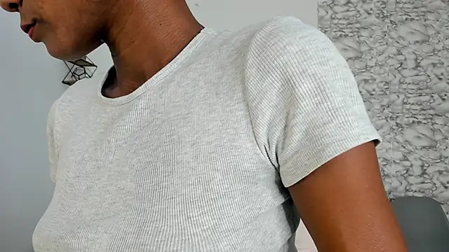 Canhela1 online show from October 2025 07:52:01 PM