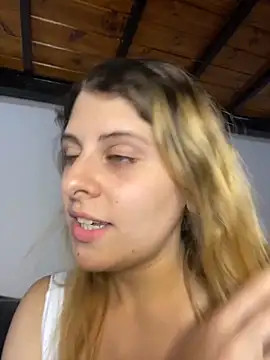 Snapshot of FlorBich chatting on November 2025 04:04:01 AM FlorBich online show from November 2025 04:04:01 AM