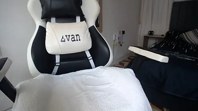 Valerioe online show from February 2025 01:03:01 PM