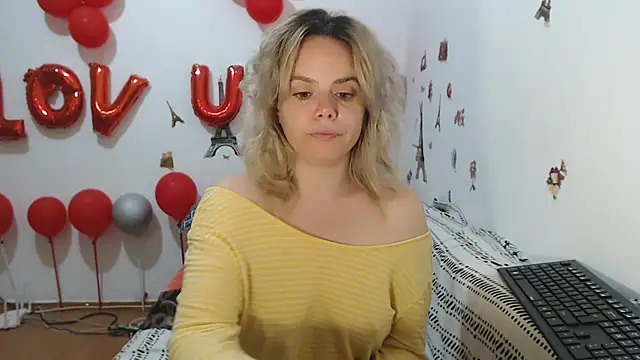 Snapshot of hotmilf4uxxx chatting on April 2026 10:27:01 AM hotmilf4uxxx online show from April 2026 10:27:01 AM