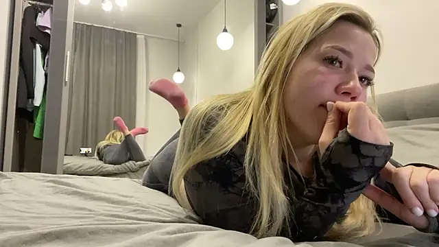 Embersweetbunny online show from October 2025 04:13:01 AM