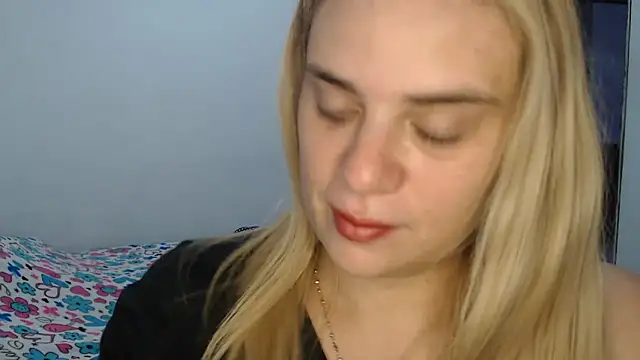 Snapshot of Elza_Blonde chatting on February 2025 02:20:01 PM Elza Blonde online show from February 2025 02:20:01 PM