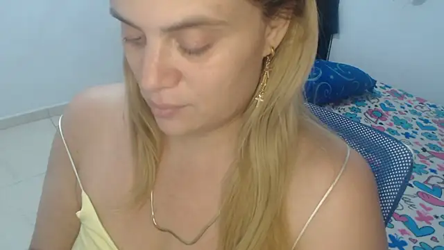 Snapshot of Elza_Blonde chatting on February 2025 10:42:01 PM Elza Blonde online show from February 2025 10:42:01 PM