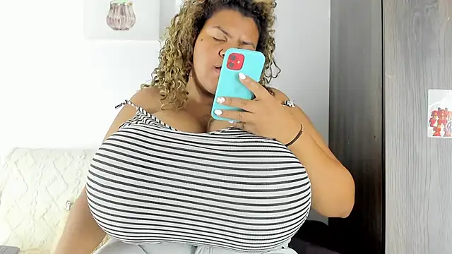 Snapshot of bigmom69_ chatting on March 2026 01:11:01 AM bigmom69 online show from March 2026 01:11:01 AM