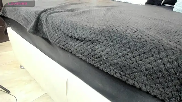 LIZ HOLMES online show from January 2025 10:07:02 AM