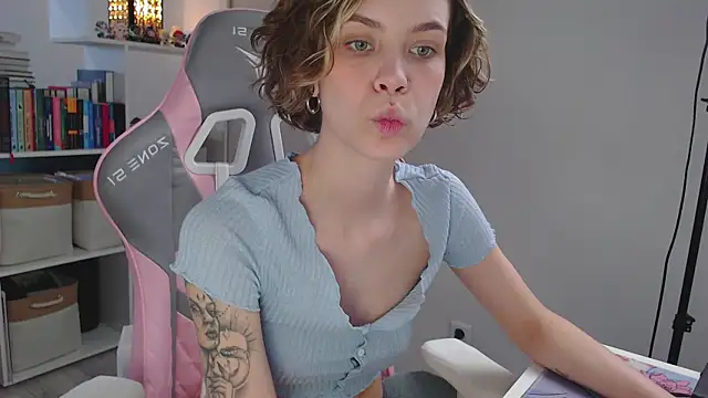 Snapshot of milly_ross chatting on December 2024 06:40:01 AM milly ross online show from December 2024 06:40:01 AM