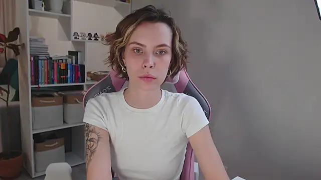 Snapshot of milly_ross chatting on December 2024 12:27:02 PM milly ross online show from December 2024 12:27:02 PM