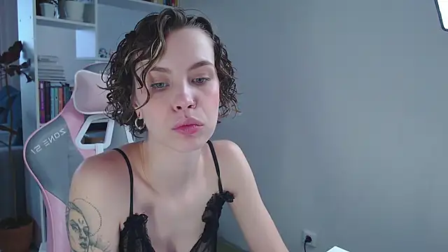 Snapshot of milly_ross chatting on December 2024 08:00:02 AM milly ross online show from December 2024 08:00:02 AM