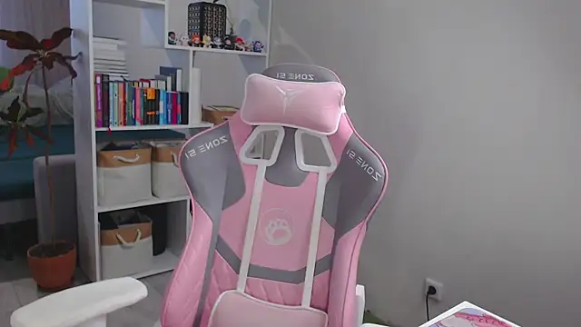 Snapshot of milly_ross chatting on December 2024 05:21:01 AM milly ross online show from December 2024 05:21:01 AM