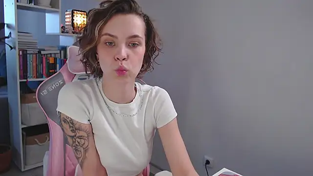 Snapshot of milly_ross chatting on January 2025 07:06:02 AM milly ross online show from January 2025 07:06:02 AM