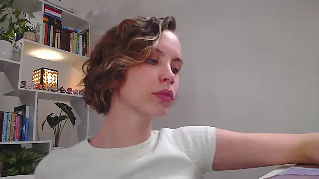 Snapshot of milly_ross chatting on February 2025 01:01:01 PM milly ross online show from February 2025 01:01:01 PM