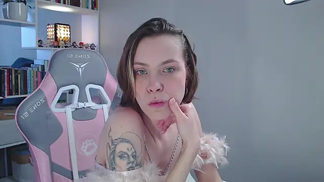 Snapshot of milly_ross chatting on February 2025 06:22:01 AM milly ross online show from February 2025 06:22:01 AM