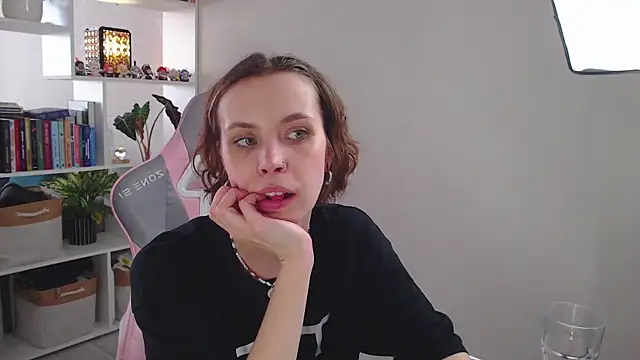 Snapshot of milly_ross chatting on February 2025 10:26:01 AM milly ross online show from February 2025 10:26:01 AM