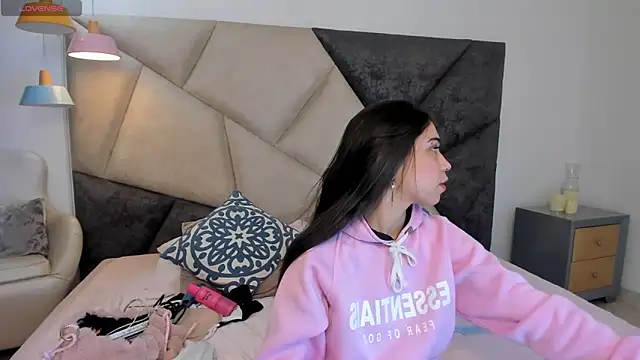 FaloonRoussel online show from October 2025 06:38:02 PM