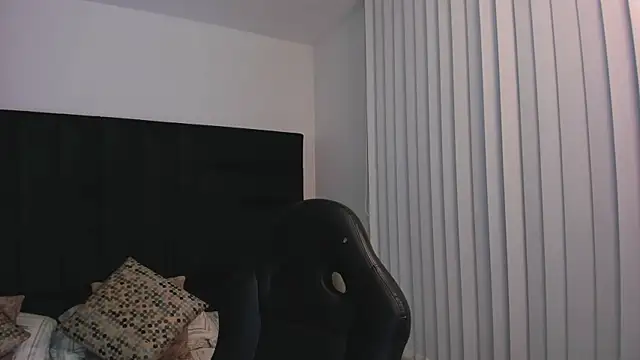 FaloonRoussel online show from November 2025 05:45:02 PM