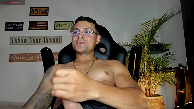 Snapshot of Maxi_mux_1 chatting on May 2026 04:18:01 AM Maxi mux 1 online show from May 2026 04:18:01 AM