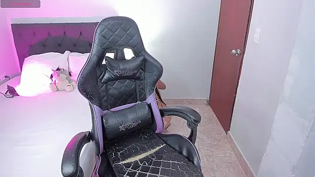 evelyn 23 online show from October 2025 04:49:01 PM